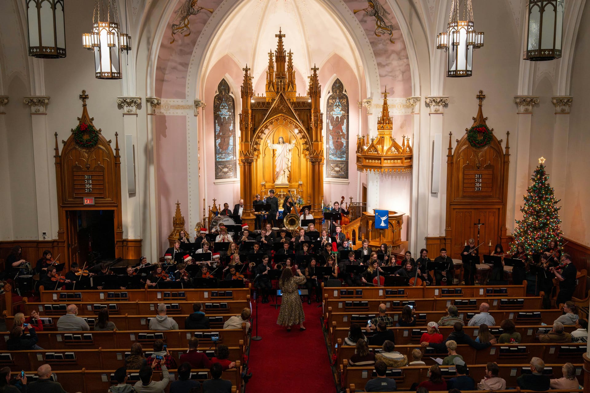 Stor kirke fylt av publikum under konsert